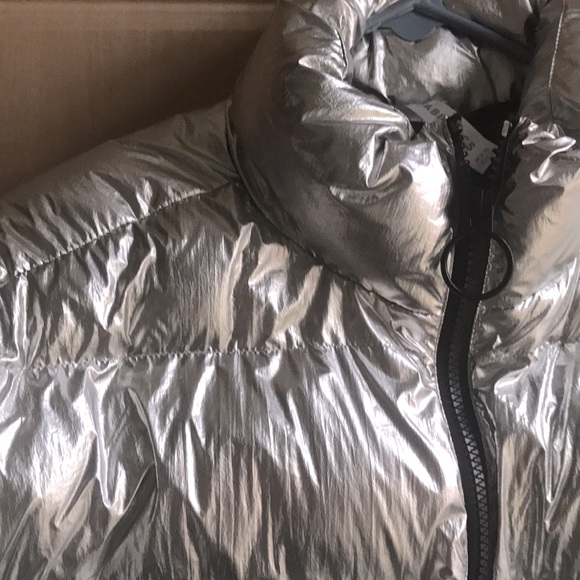 Nearly NEW SILVER PUFFER JACKET ZIP UP - Picture 6 of 16